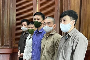 Trùm ma tuý và đồng phạm bật khóc khi tòa tuyên án 