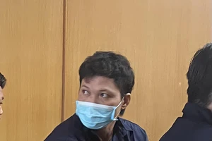 Vượt đèn đỏ, gọi người nhà đến rồi còn vật ngã cảnh sát giao thông