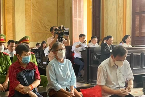 Phiên tòa phải tạm dừng vì kiểm sát viên, luật sư và bị cáo nhập viện 