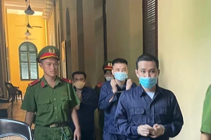 Hoãn phiên tòa do bị cáo cấp tốc về đưa con đi viện