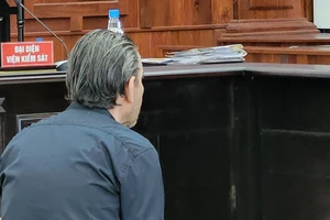 Cùng bạn gái nhí làm chuyện 'người lớn' ở nhiều nơi, thầy giáo người nước ngoài lãnh án 