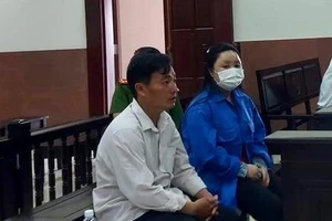 Chưa 18 tuổi đã tham ô tiền tỉ