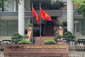 Truy tố 2 cựu cán bộ công an buôn lậu hàng ngàn container máy móc cũ