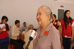 Nghệ sĩ Thiên Kim ấm lòng với 'bữa cơm người già'