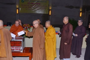 Tăng ni, Phật tử ủng hộ trên 11,3 tỉ đồng cho vùng lũ 
