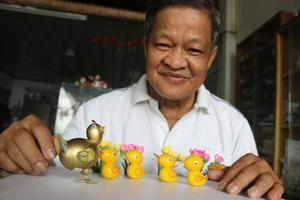 Nghệ nhân làm gà bằng vỏ trứng để chúc tết