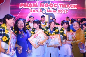 PBT Thành ủy gặp, tuyên dương 27 y bác sĩ trẻ tiêu biểu