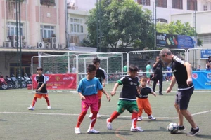 Trẻ đường phố giao lưu sôi nổi với danh thủ MU