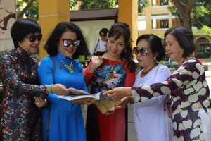 Cựu nữ sinh Trưng Vương nô nức diện áo dài đi gặp mặt