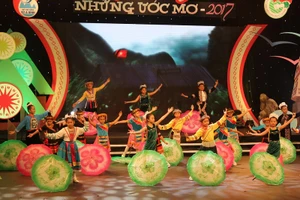 Gần 50 tỉ đồng ủng hộ Quỹ học bổng Vừ A Dính