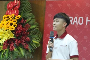  Cậu bé lượm cá kiếm 10 ngàn đồng mỗi ngày thành bác sĩ