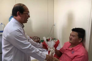 Hai chiến sĩ chữa cháy bị thương nặng được xuất viện 