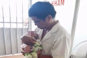 Cho tắm liền khi bú no, bé gái sặc sữa ngưng thở 