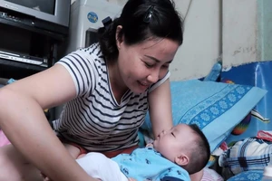 Chị giúp việc mong mẹ thấy con bụ bẫm mà đón về