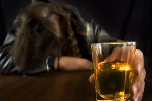 Sau đêm quá chén, người phụ nữ bỗng liệt nửa người