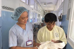 Thiên thần chào đời khi mẹ hôn mê do ung thư di căn 