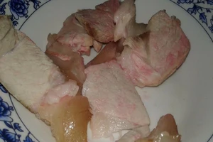 Tá hỏa thịt luộc để qua đêm chuyển màu hồng