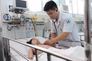 Mẹ tự cho con uống thuốc trị tiểu đường, bé hôn mê 