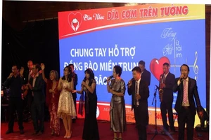 Bác sĩ hát để ủng hộ miền Trung sau bão dữ 