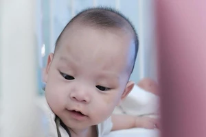 Bé trai sơ sinh bị vứt ở lề đường giờ ra sao?