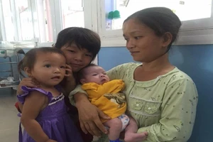 Bé trai ở BV Gia Định được mẹ ruột đón về