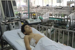 Bé trai tê chân mới phát hiện bướu khủng chèn tủy sống