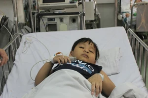 Ho kéo dài do đèn LED chui vào phổi hơn 1 năm 