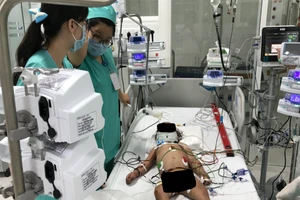 5 giờ căng thẳng cứu bé gái bị mảnh vỡ chén cơm đâm cổ 