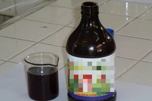 Mẹ ép con 3 tuổi uống thuốc diệt cỏ tự vẫn cùng mình