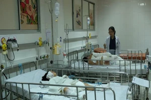 Vụ nổ hầm cầu ở Bình Dương: 2 bé bị bỏng nặng