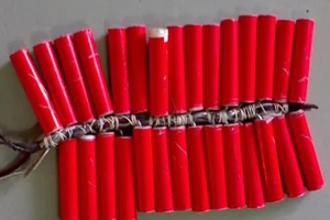 Bé gái 13 tuổi nát tay, dập phổi do pháo nổ