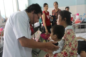 Leo gác lấy điện thoại, bé 20 tháng tuổi té xuống đất