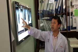 Suýt chết vì hạt mãng cầu chui tọt vào trong phổi