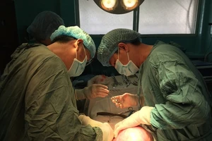 Mang khối u nặng 5 kg mà tưởng do béo bụng