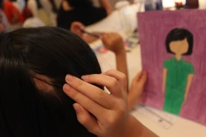 Bé gái mơ thành công an để cứu trẻ bạo hành