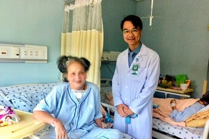 Ngủ ngồi suốt 2 năm vì mang bướu cổ nặng 0,5 kg