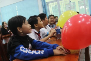 Mẹ con hào hứng học pháp luật về an toàn giao thông