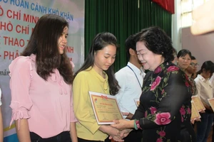 Quỹ học bổng Vừ A Dính trao 161 suất học bổng cho HS-SV