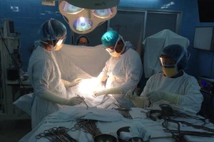BS đối mặt phơi nhiễm HIV khi cắt khối u ung thư 6 kg 