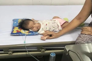 Thót tim cứu bé gái 2 tháng tuổi tím tái do sặc sữa