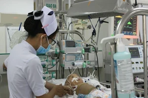 Bé 1 tuổi bị điện giật nguy kịch do vũng nước nhiễm điện