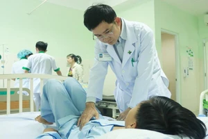 Truyền máu hoàn hồi cứu bé trai vỡ lách do té cây nhãn