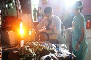 Điều máy bay đưa quân nhân nhà giàn bị tai biến đi cấp cứu