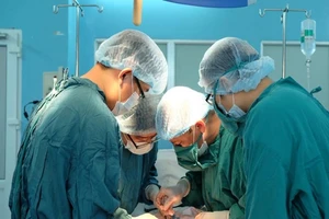 Tưởng tăng cân, suýt chết vì khối u 4 kg mềm như sương sa