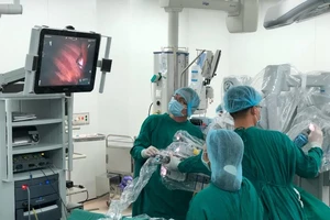 Lần đầu tiên VN phẫu thuật robot trị bệnh nhược cơ ngoạn mục