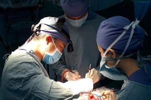 Bác sĩ 'phù thủy' thu nhỏ đầu to khác người cho hàng chục trẻ