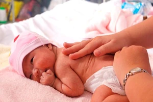 Bé gái chào đời khỏe mạnh dù u xơ bao bọc chi chít