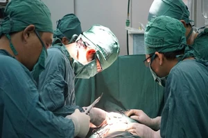 BS trò chuyện với thiếu nữ khi đang can thiệp mạch máu não 