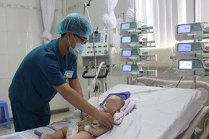 Đốt ngải chữa hở xương sọ não, bé 6 tháng tuổi nguy kịch