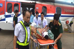 Tổ cấp cứu đường không BV 175 cứu ngư dân trên đảo Phan Vinh 